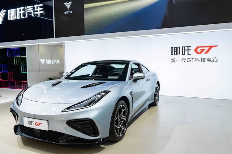 重庆28哪吒汽车在智能汽车领域的表现，领途汽车在新能源汽车市场中的影响力